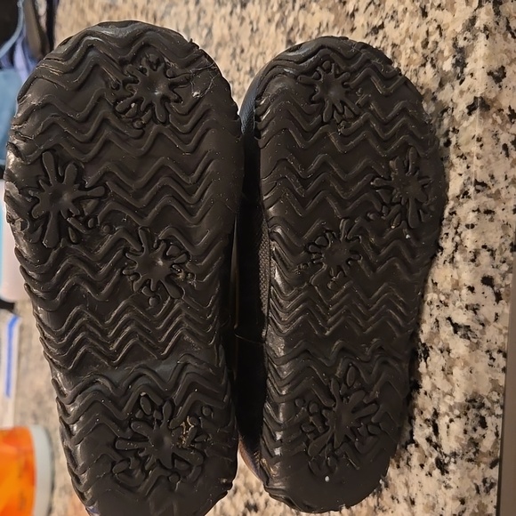 BOGS KID'S RAIN BOOTS WITH PIRATE PATTERN. SIZE 11. UNISEX. - Picture 11 of 12